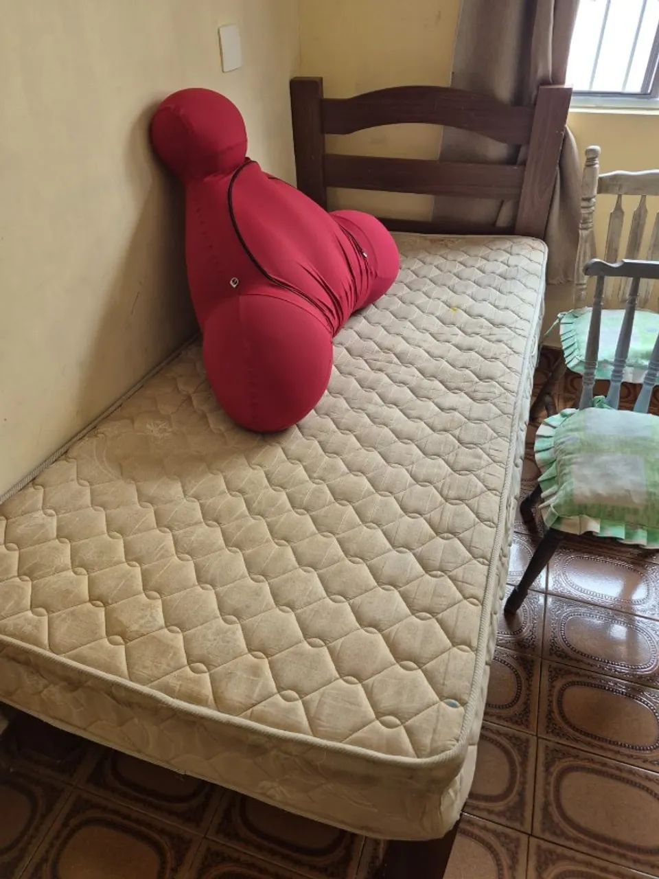 Cama de solteiro e colchao da castor e 2 cadeiras e almofada encosto fom - Foto 5