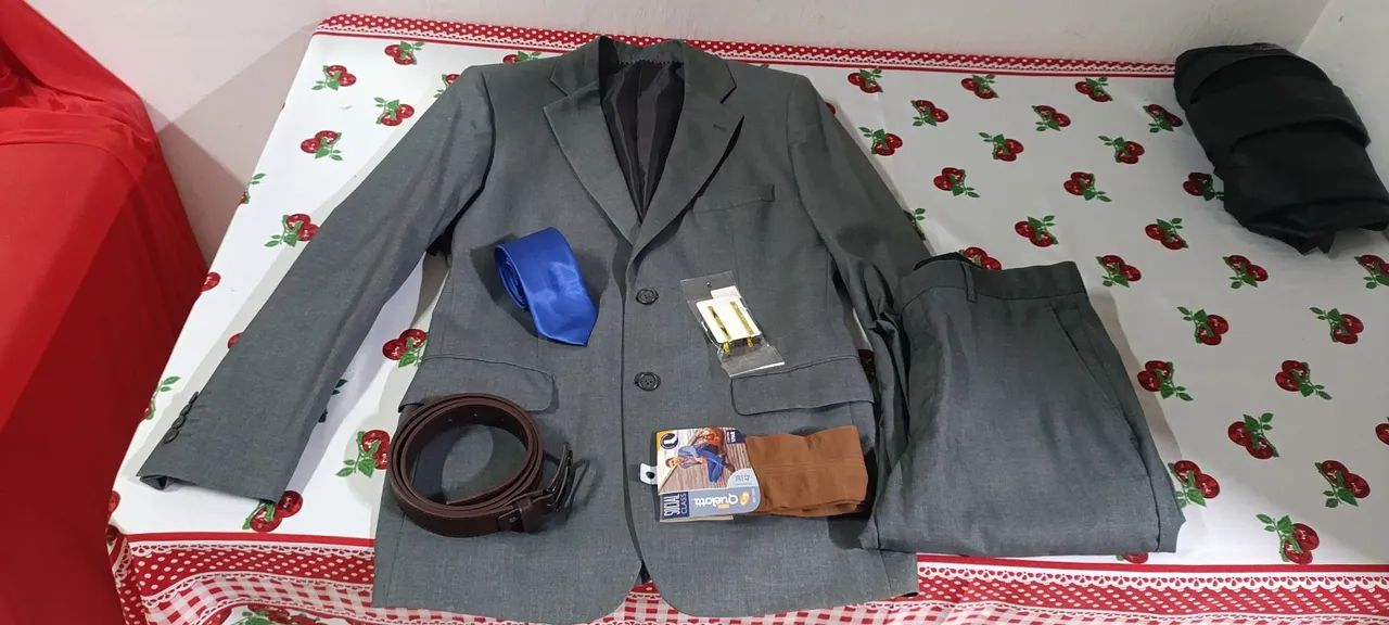 Kit terno slim cinza e acessórios.