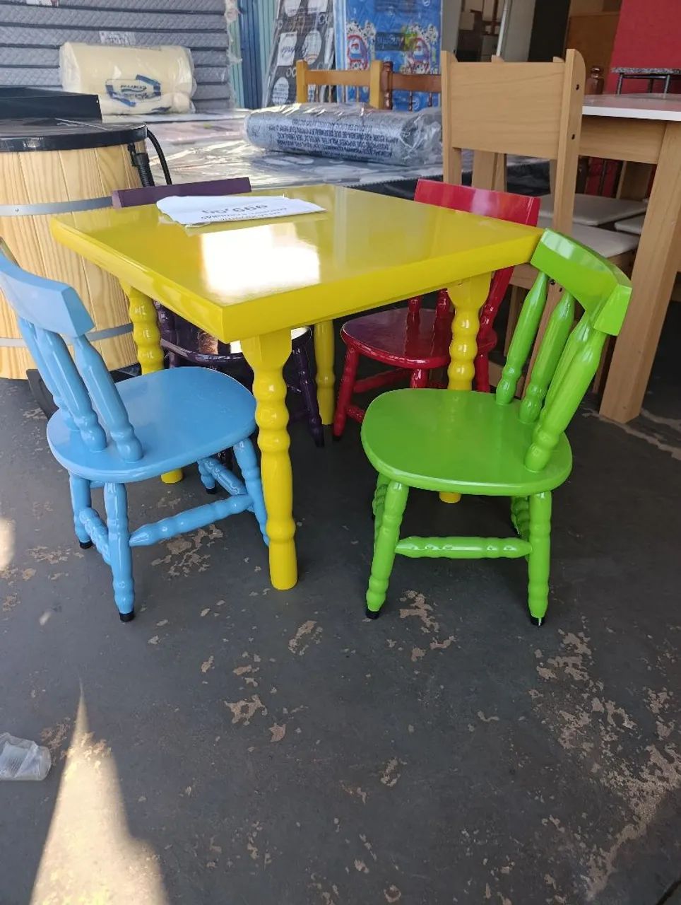 Mesa infantil COLORIDA com 4 cadeiras  - Foto 3