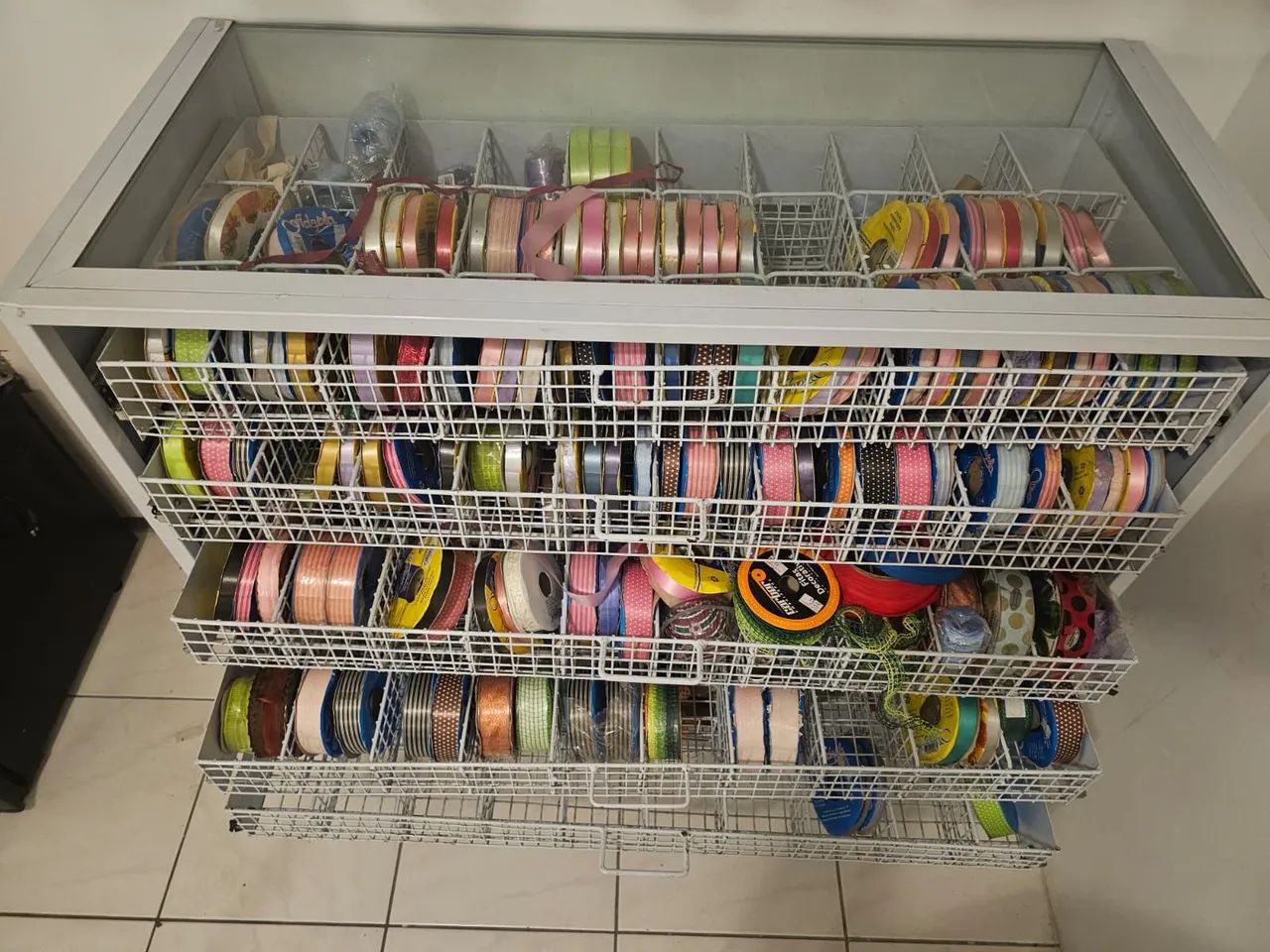 Pratileira para fitasd e laços  - Foto 3