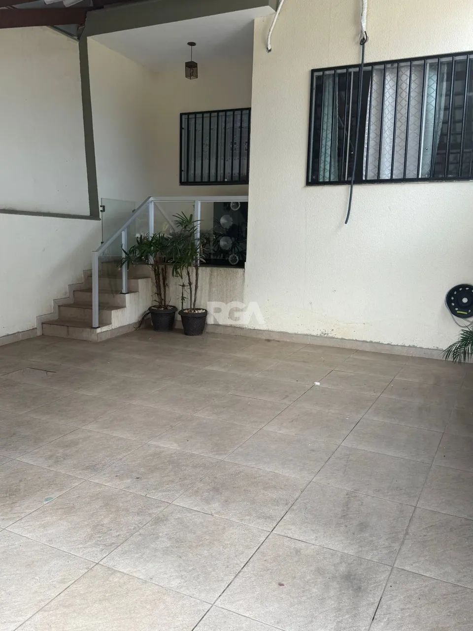 CASA COM 3 QUARTOS (1 SUÍTE) E 2 VAGAS  VENDA - Foto 2