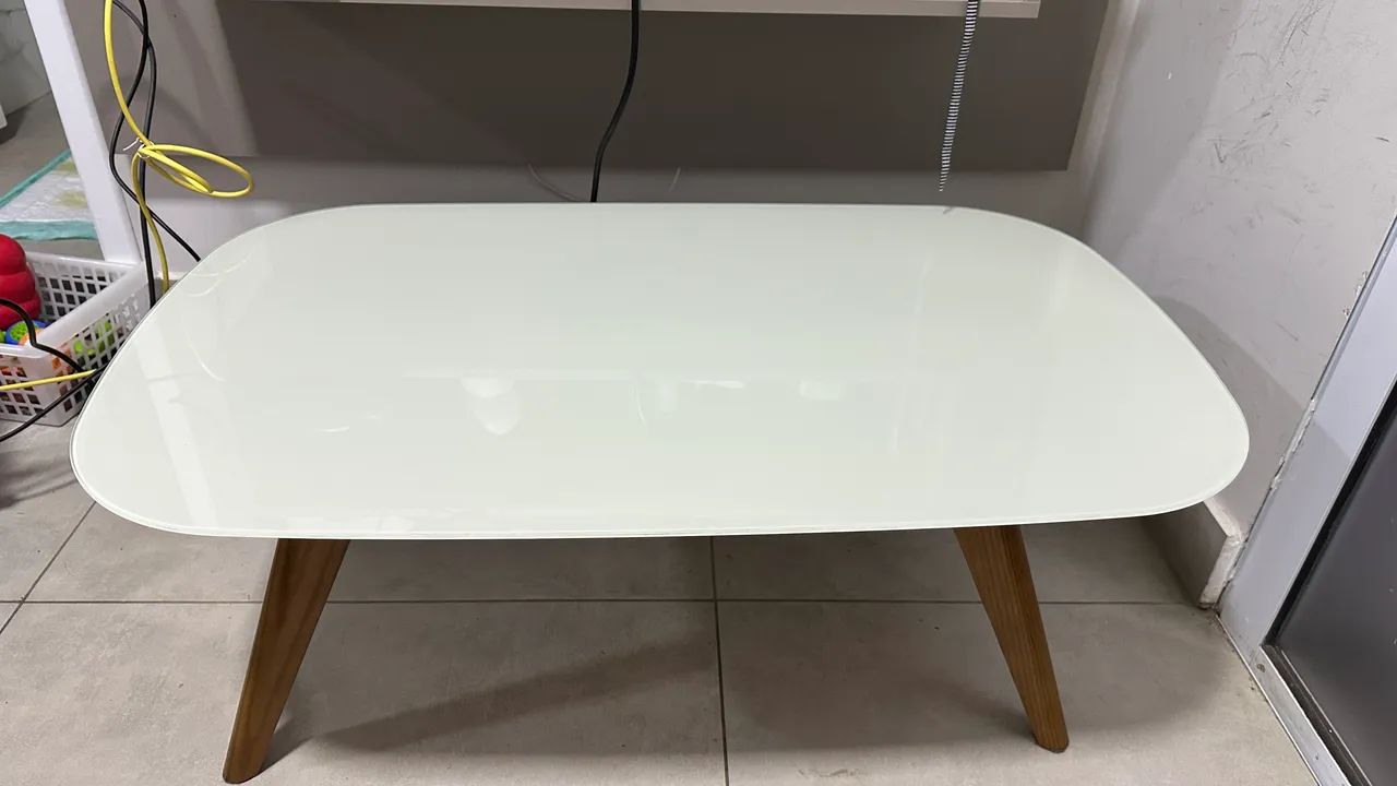 Mesa de centro off-white com base em freijó 90cm x 55cm x 34,5cm 