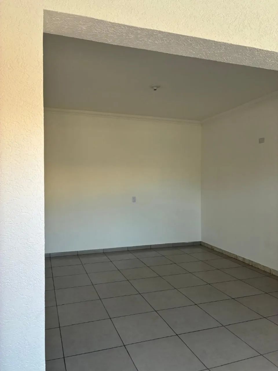 Aluga casa Comercial bem espaçosa e com varanda próximo a Igreja Dom Bosco. - Foto 2