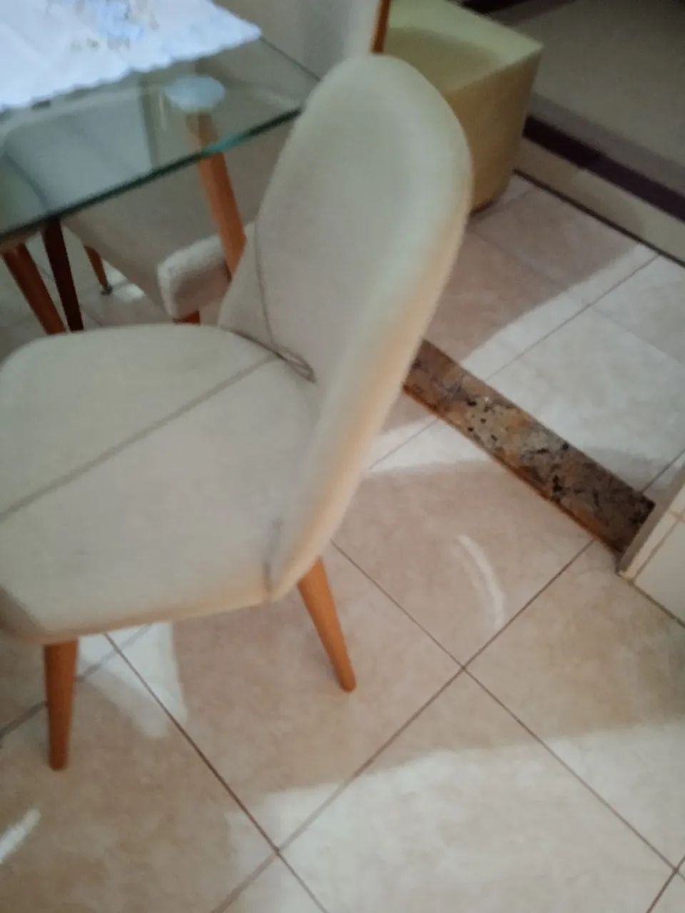 Conjunto de mesa com 4 cadeira e 2 poltronas, linda ? - Foto 3