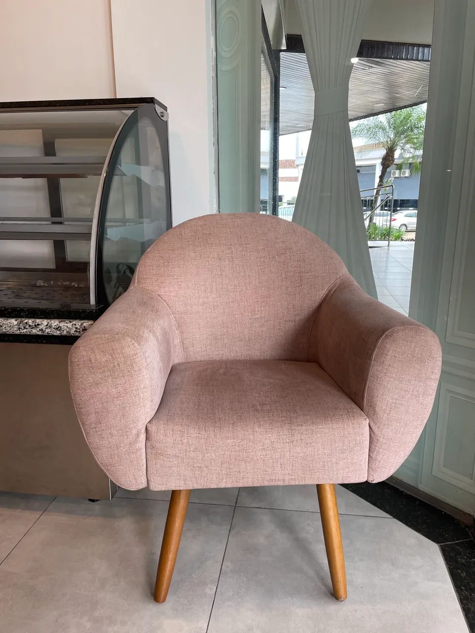 Poltrona salmão com pezinho de madeira 