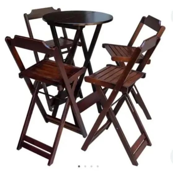 Mesa de madeira com cadeiras