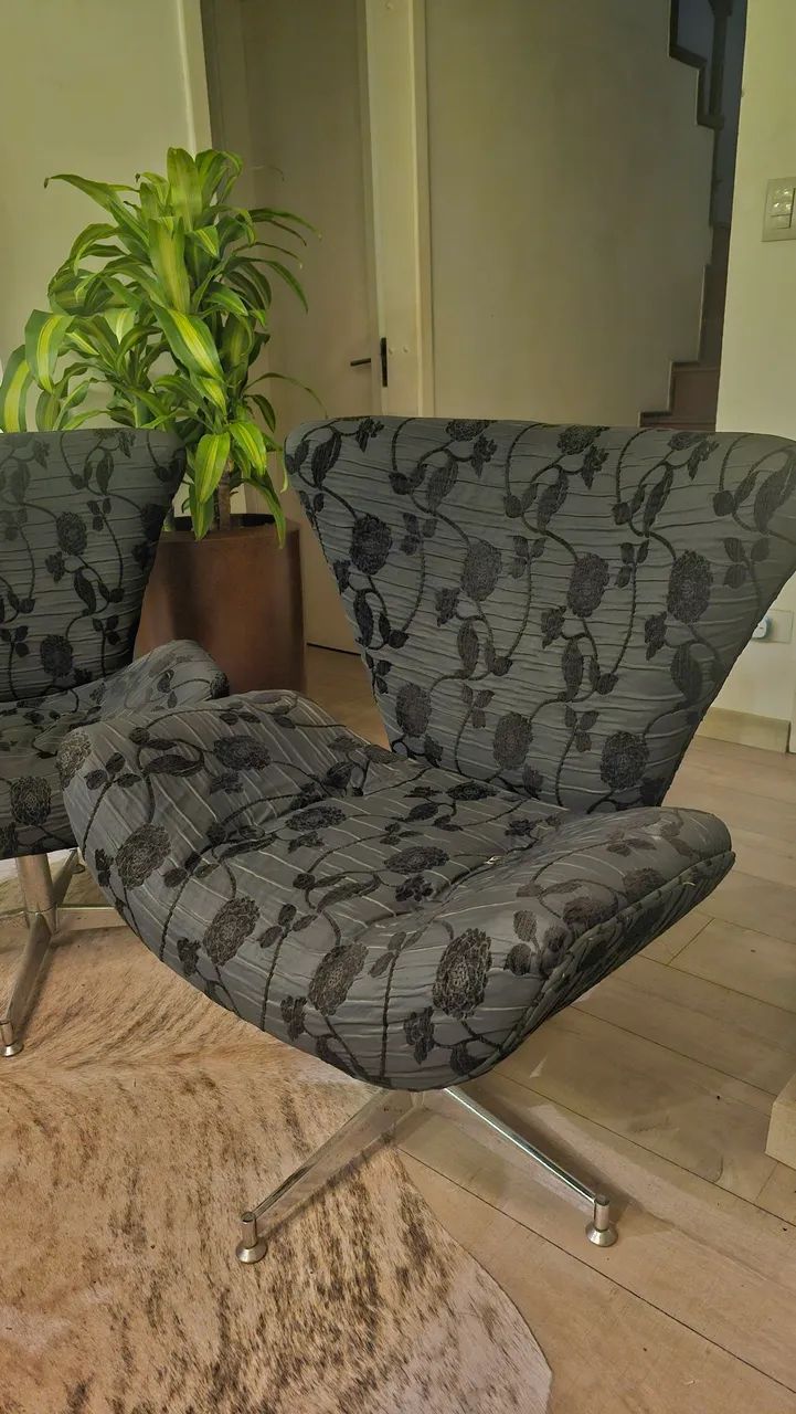 Par de Poltronas de Design Exclusivo Tumar
