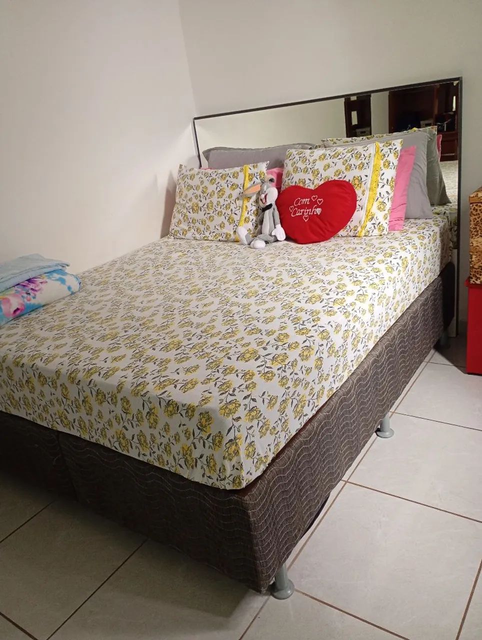 Vendo cama Queen  com cabeceira de madeira e espelho 