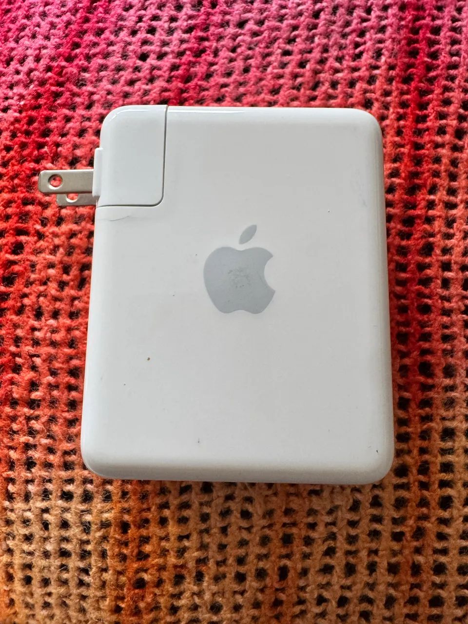 Apple AirPort Express A1264, uma estação base Wi-Fi compacta