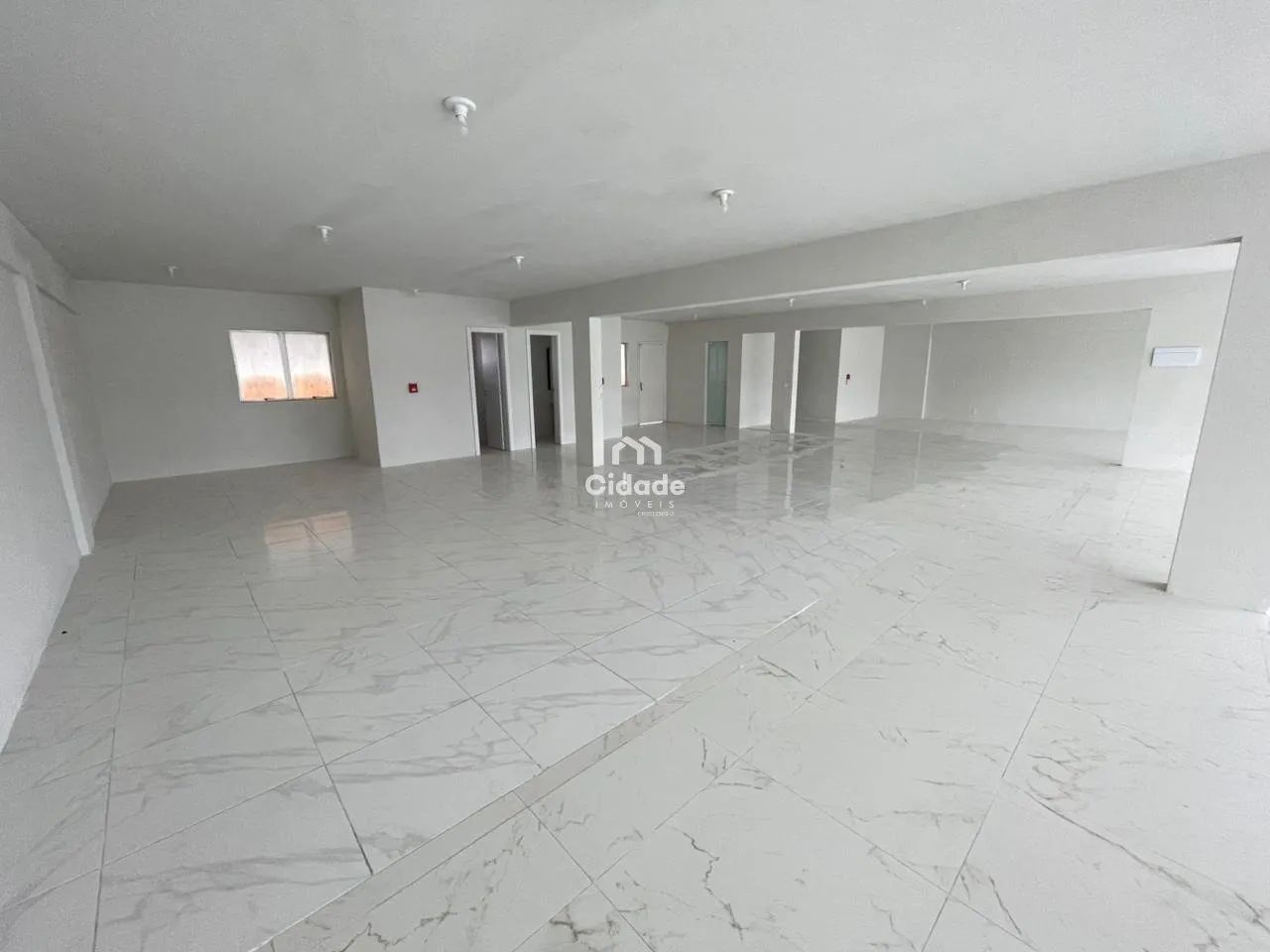 Sala comercial para locação no Centro - Ampla e com excelente visibilidade - Foto 5