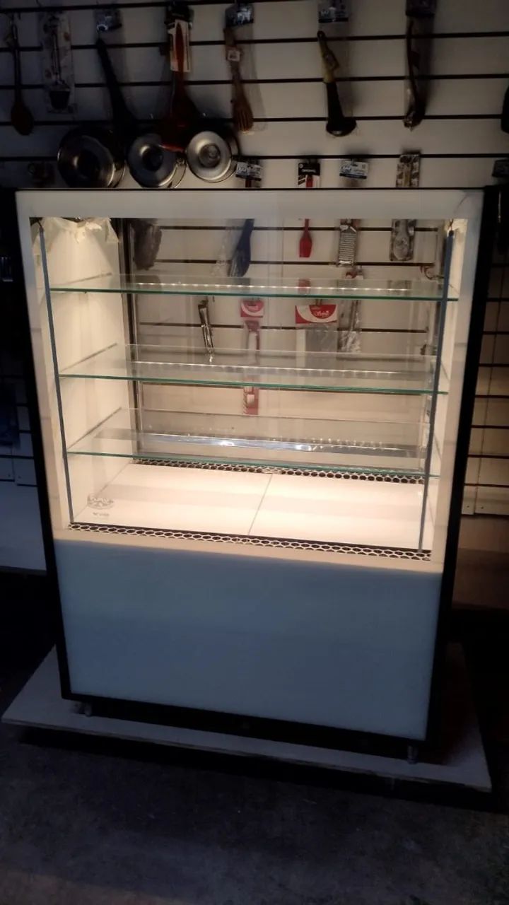 Vitrine Refrigerada Confeitaria Bolo Refrigeração Ar Forçado 220v Reto - Foto 2
