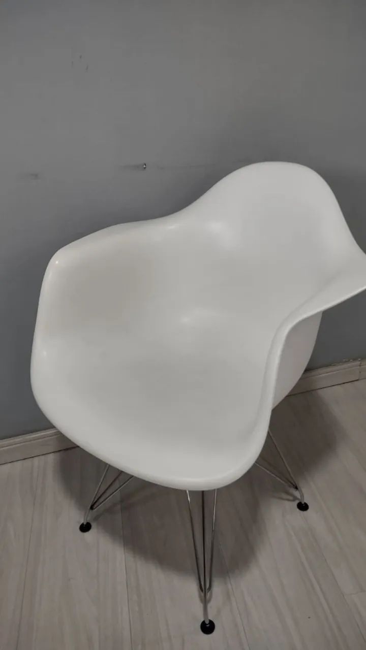 Cadeira Eames Com Braços (Daw) Base Metálica Cromada Branca
