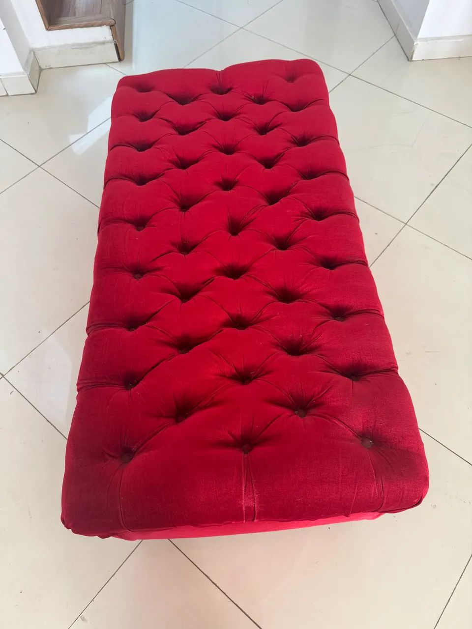 Banqueta tipo namoradeira em veludo vermelho - Foto 2