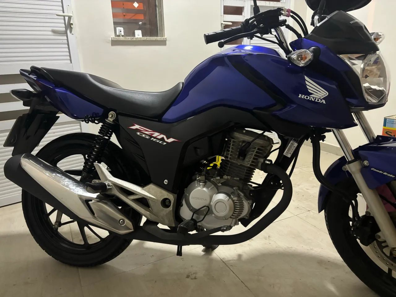 Moto em estado de Nova, sem detalhes.