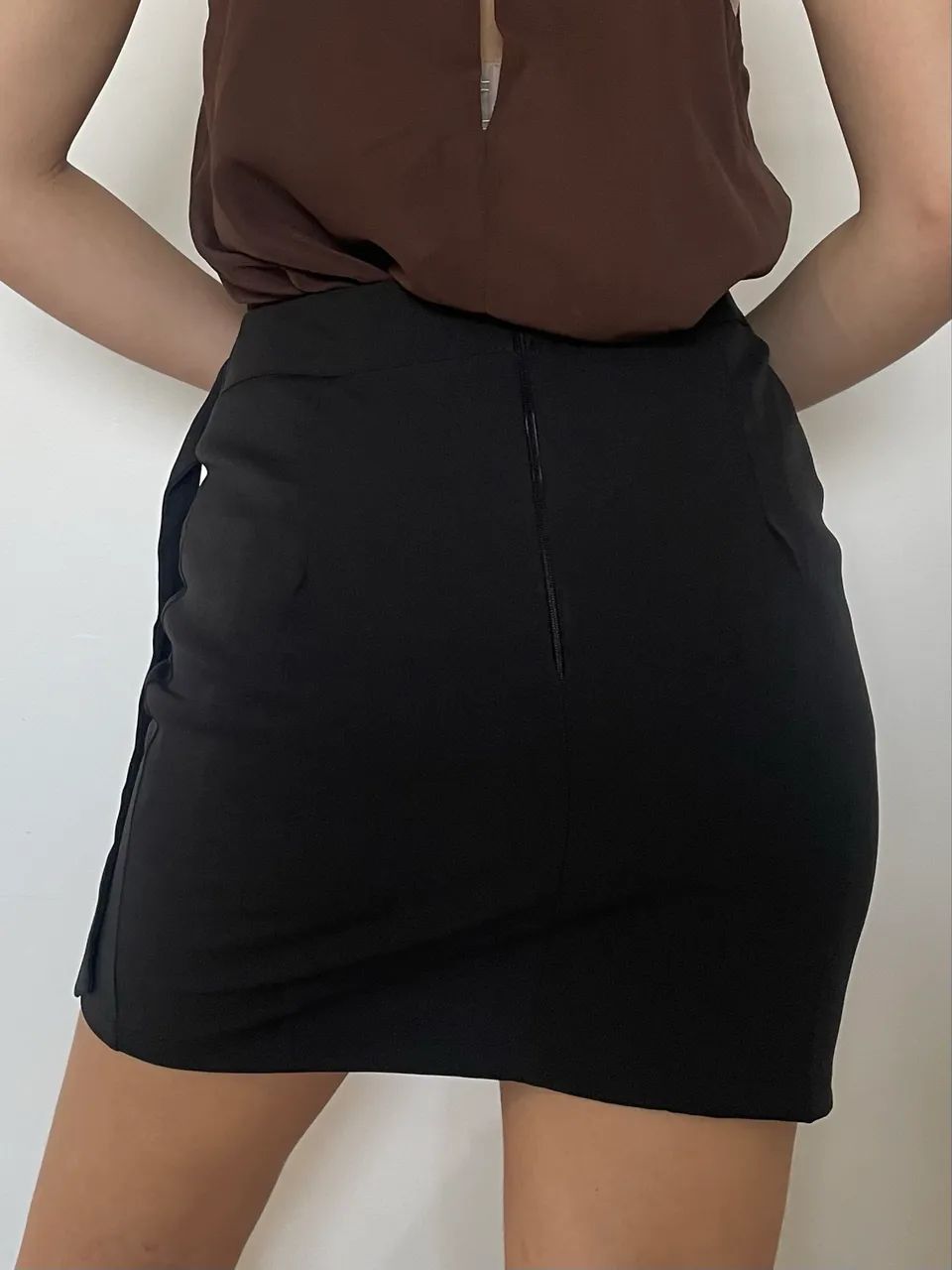 Saia Preta Curta Fenda P - Foto 2