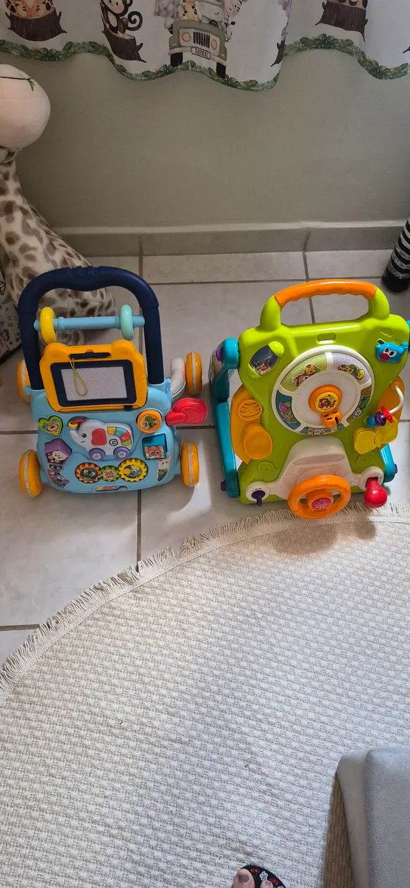 Dois andadores de bebe