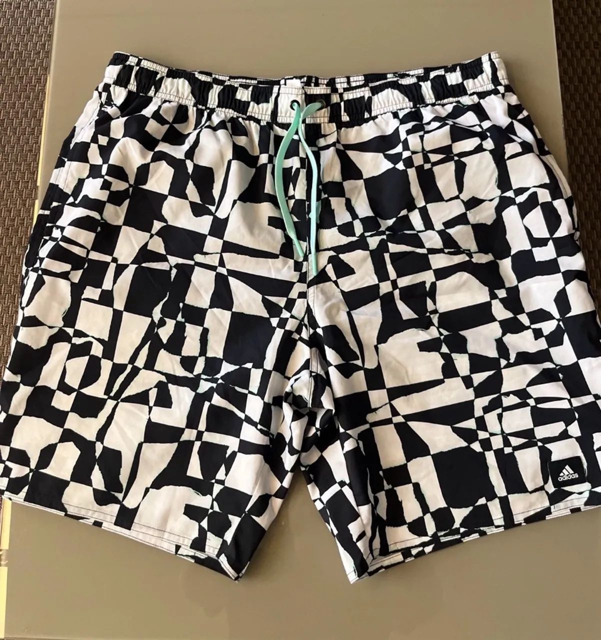 Bermuda Adidas preta e branca GG