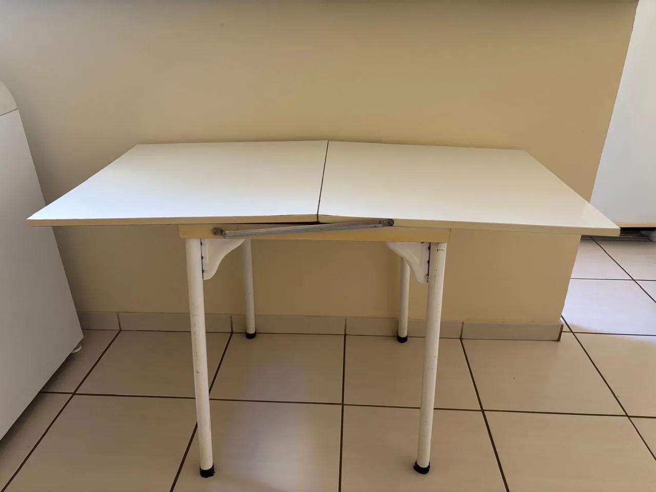 Vendo mesa de madeira dobrável  - Foto 3