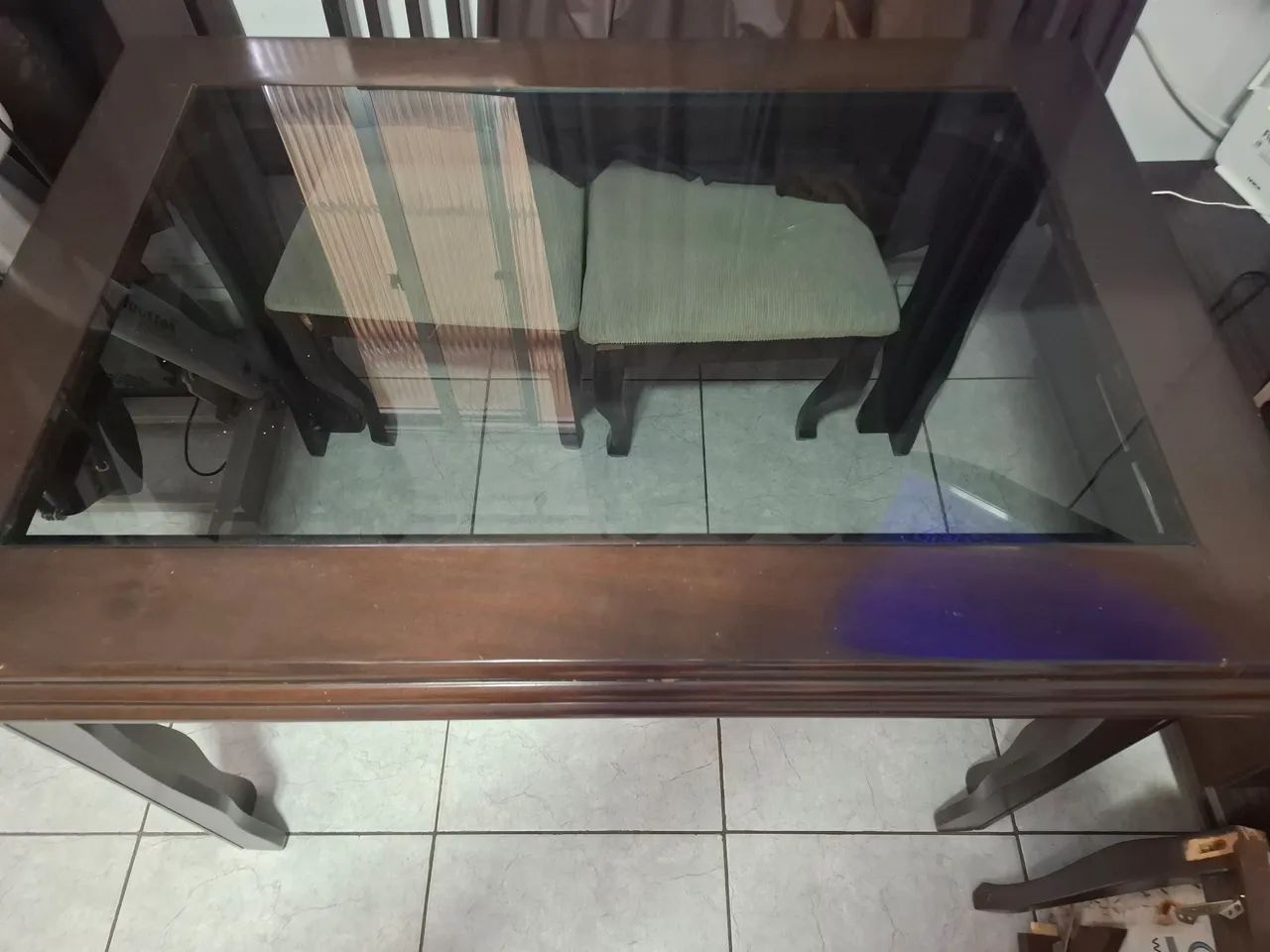 Vendo mesa em madeira maciça com vidro grosso apenas a mesa - Foto 3