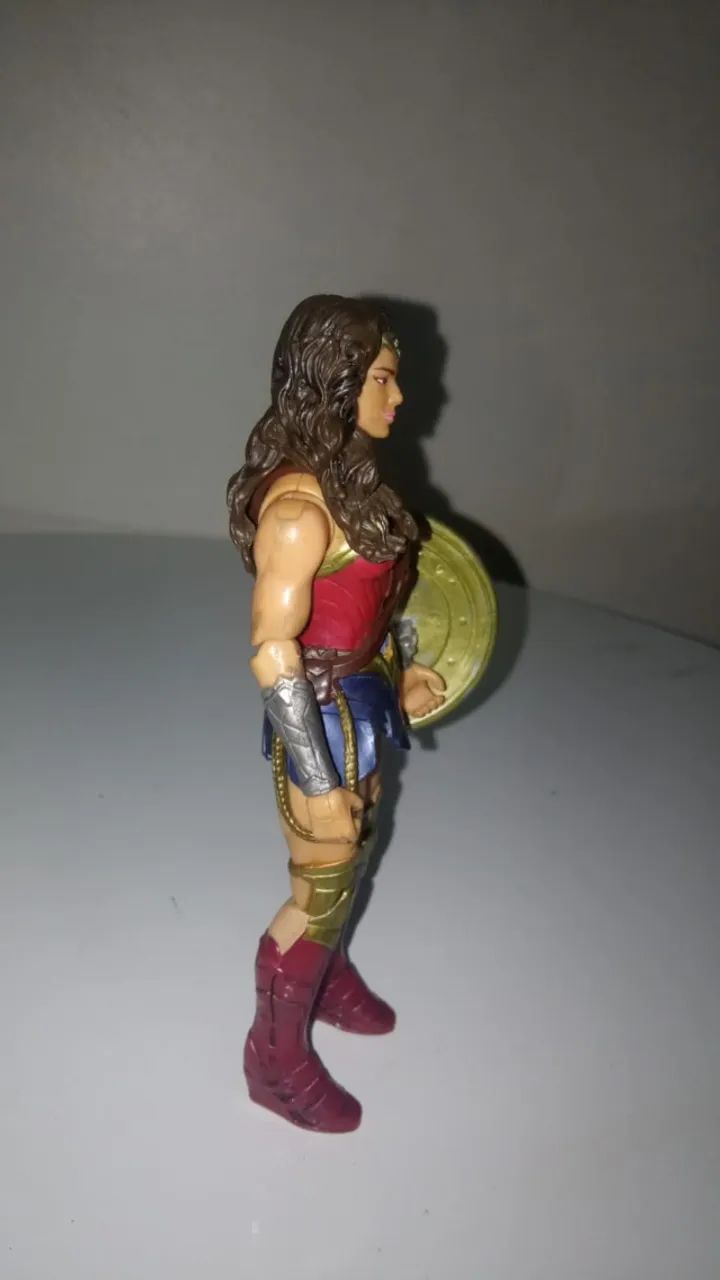 Boneca Mulher-Maravilha DC Comics - Articulada com Escudo65635050179458121