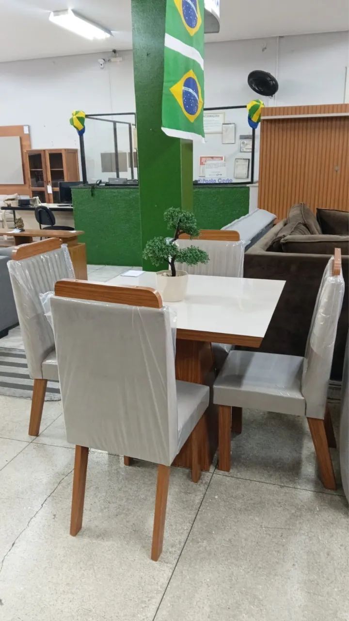Mesa quadrada 4 cadeiras estofadas - Foto 3