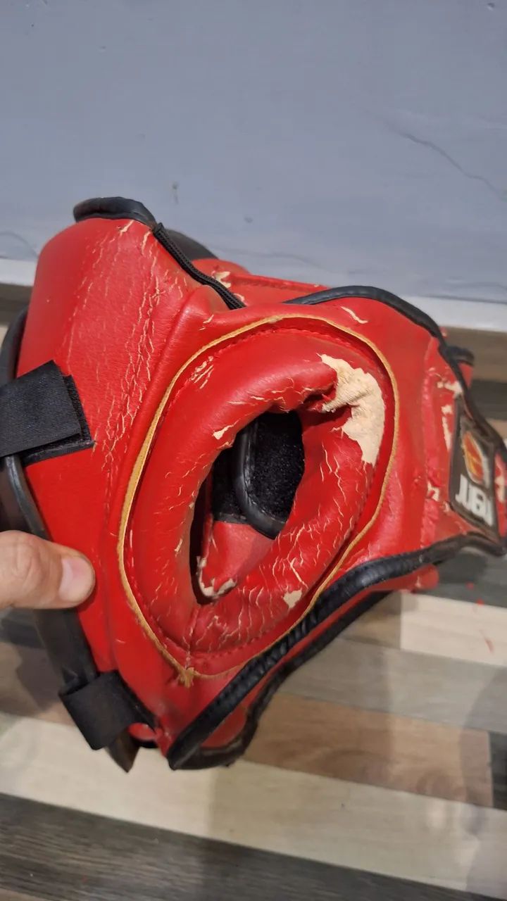 Kit boxe : capacete mais manopla. (Atenção)  o capacete vermelho está com desgaste  - Foto 5