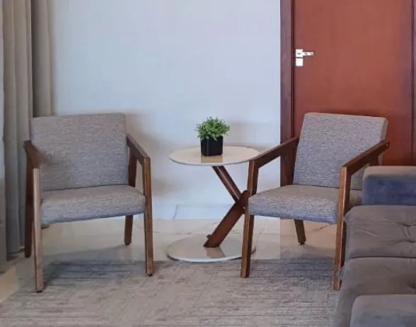 Conjunto 2 poltronas + mesinha lateral 