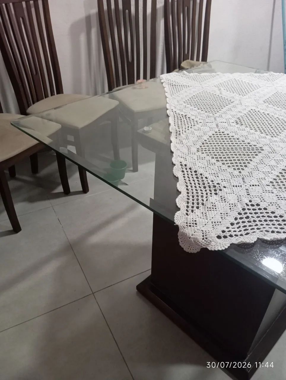 Vendo mesa de vidro com 4 cadeiras  - Foto 2