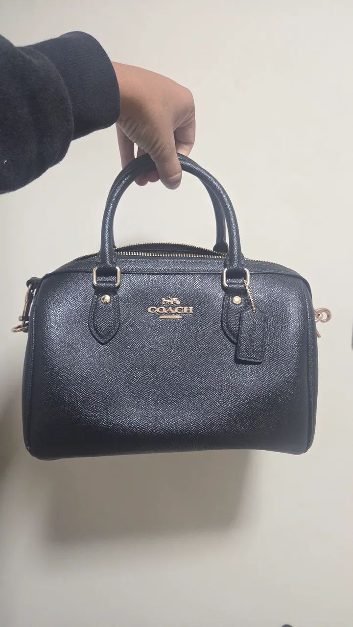 Bolsa Coach Preta com ferragens douradas