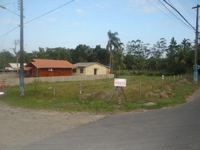 Lindo terreno de esquina, perto da lagoa, amplo, frente asfaltada