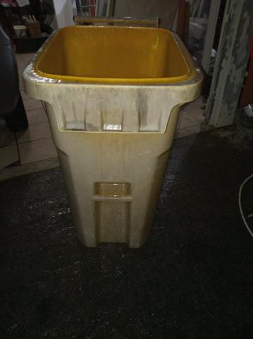 Lixeira plástica 240 litros - Foto 2