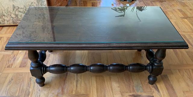 Mesa de Centro com vidro no tampo, colonial , madeira maciça