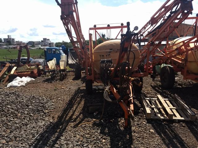 Pulverizador jacto 2000lt barra 18mts adaptada