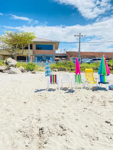 Alugo Sobrado de frente para o MAR, literalmente "PÉ NA AREIA"