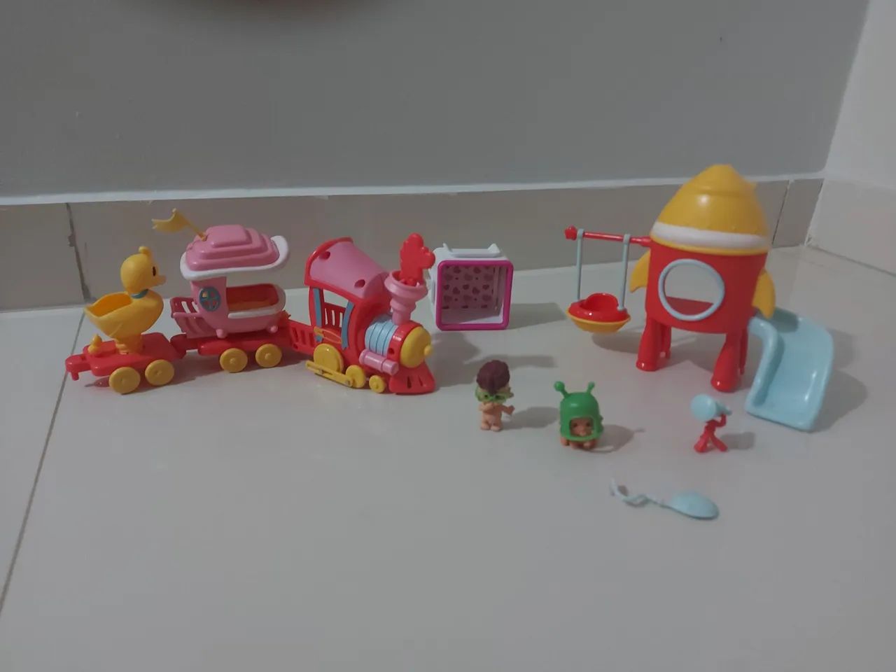 Trem, foguete e playground para bonecas - Brinquedos infantis