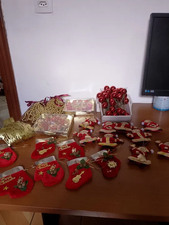42 BOLAS DA CECÍLIA DAY, 9 PAPAIS NOÉIS, 7 LUVAS, FESTÕES E 2 CXS DE SINOS