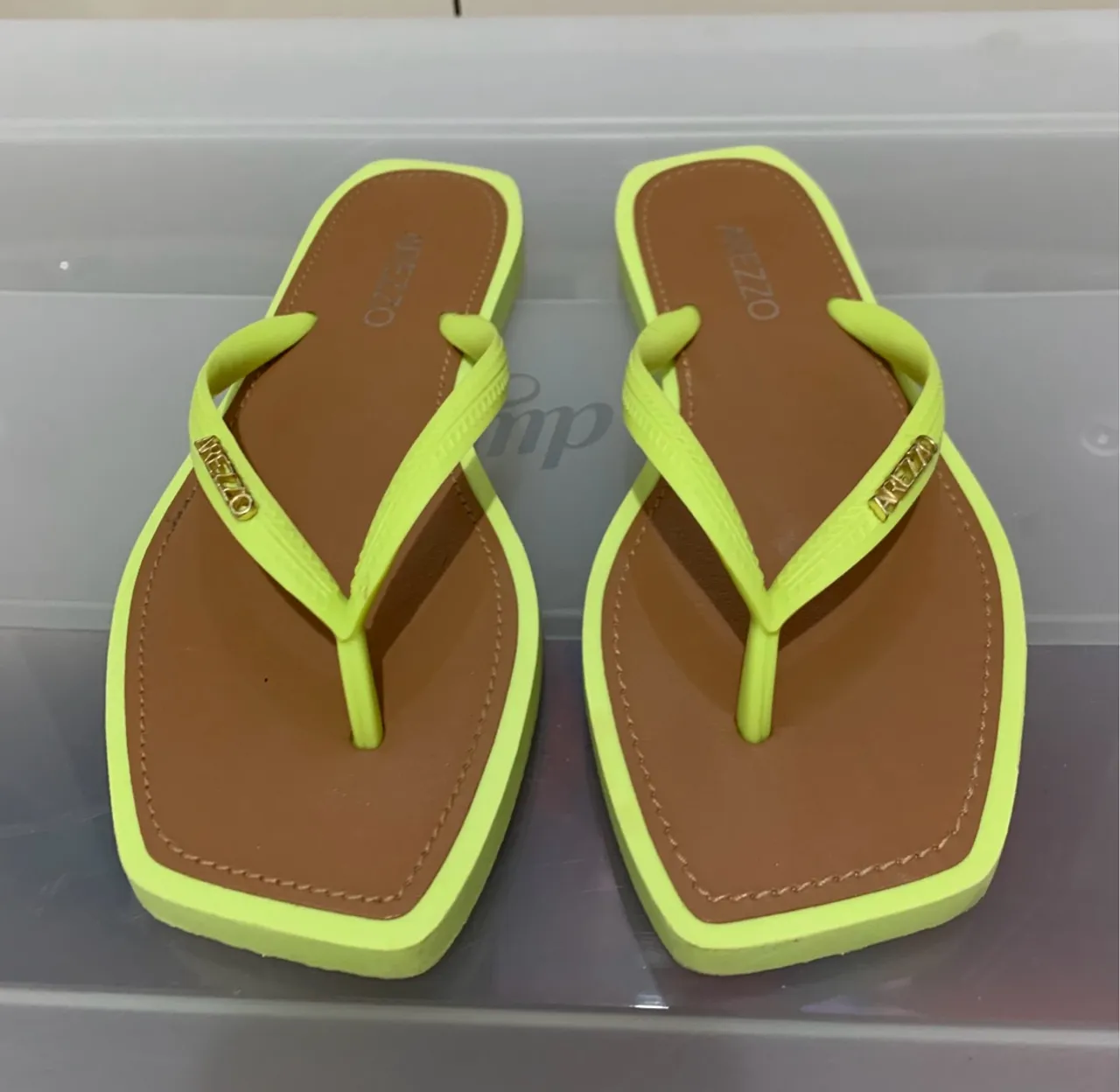 (Arezzo 33-34) Chinelo Arezzo Bico Quadrado Amarelo Neon