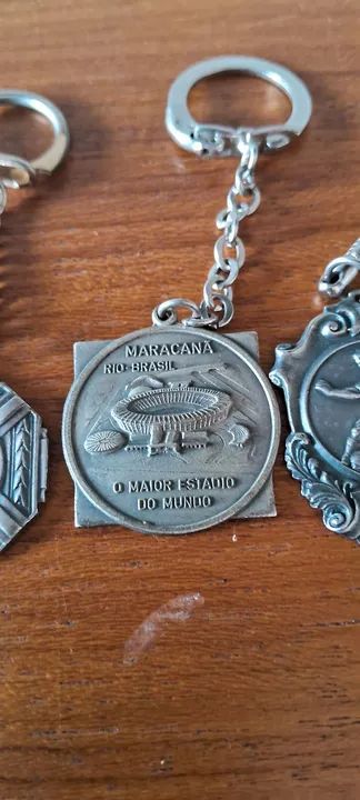  Futebol anos 50/60 Raros Chaveiros Maracanã, Jogador e Escudo - Foto 6