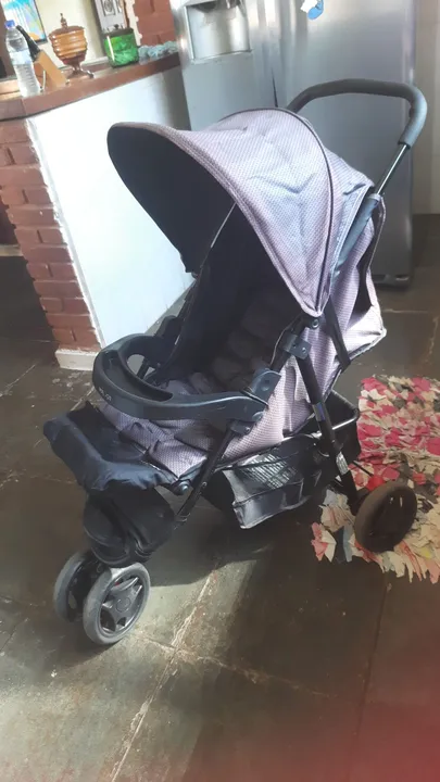 Carrinho de bebê usado