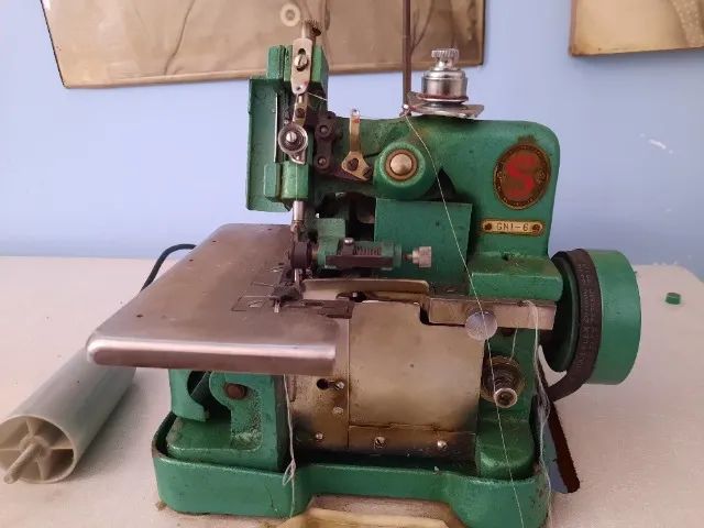 Maquina Overlock Singer antiga - Foto 4