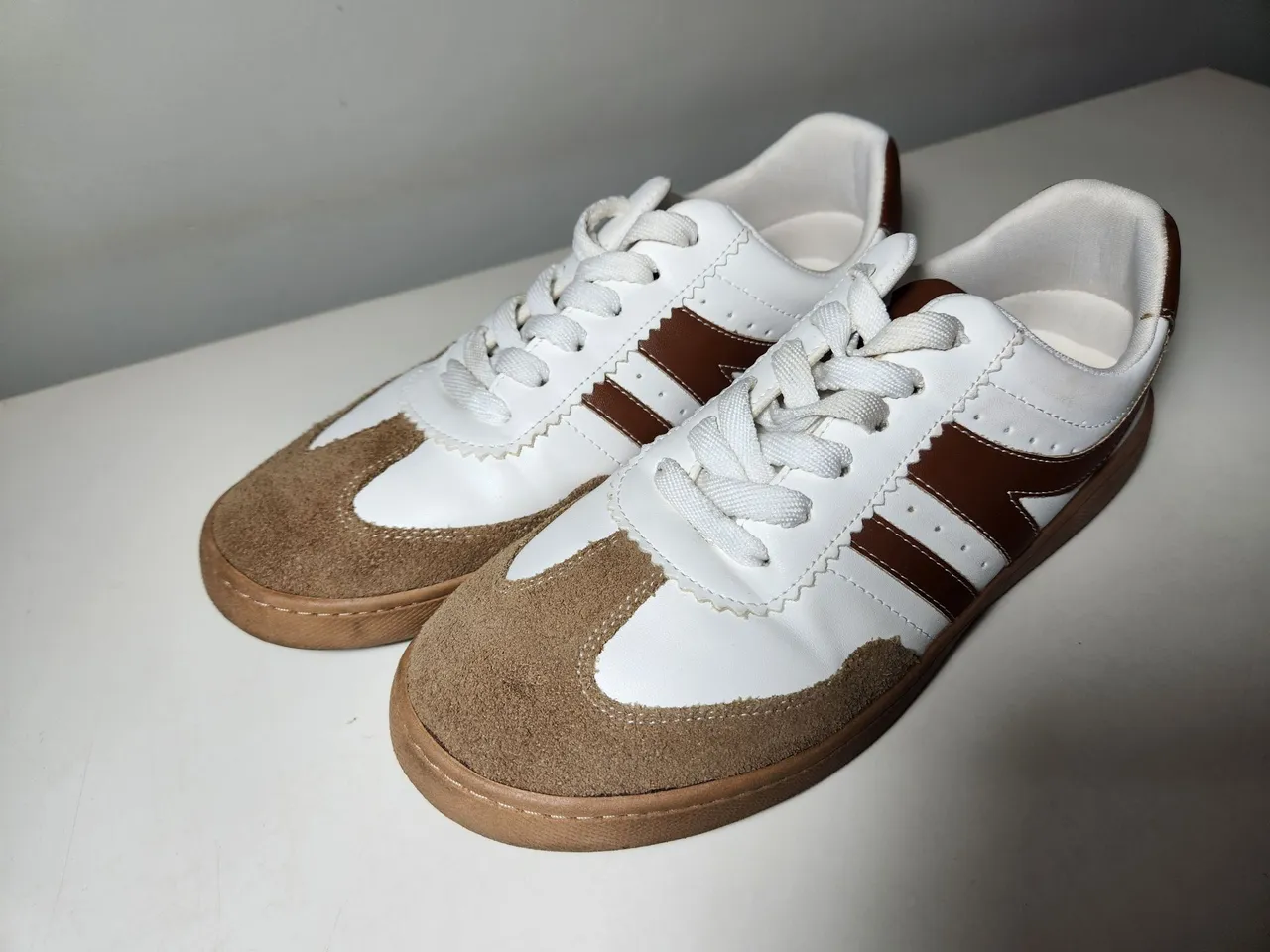 Tênis Corello branco e marrom