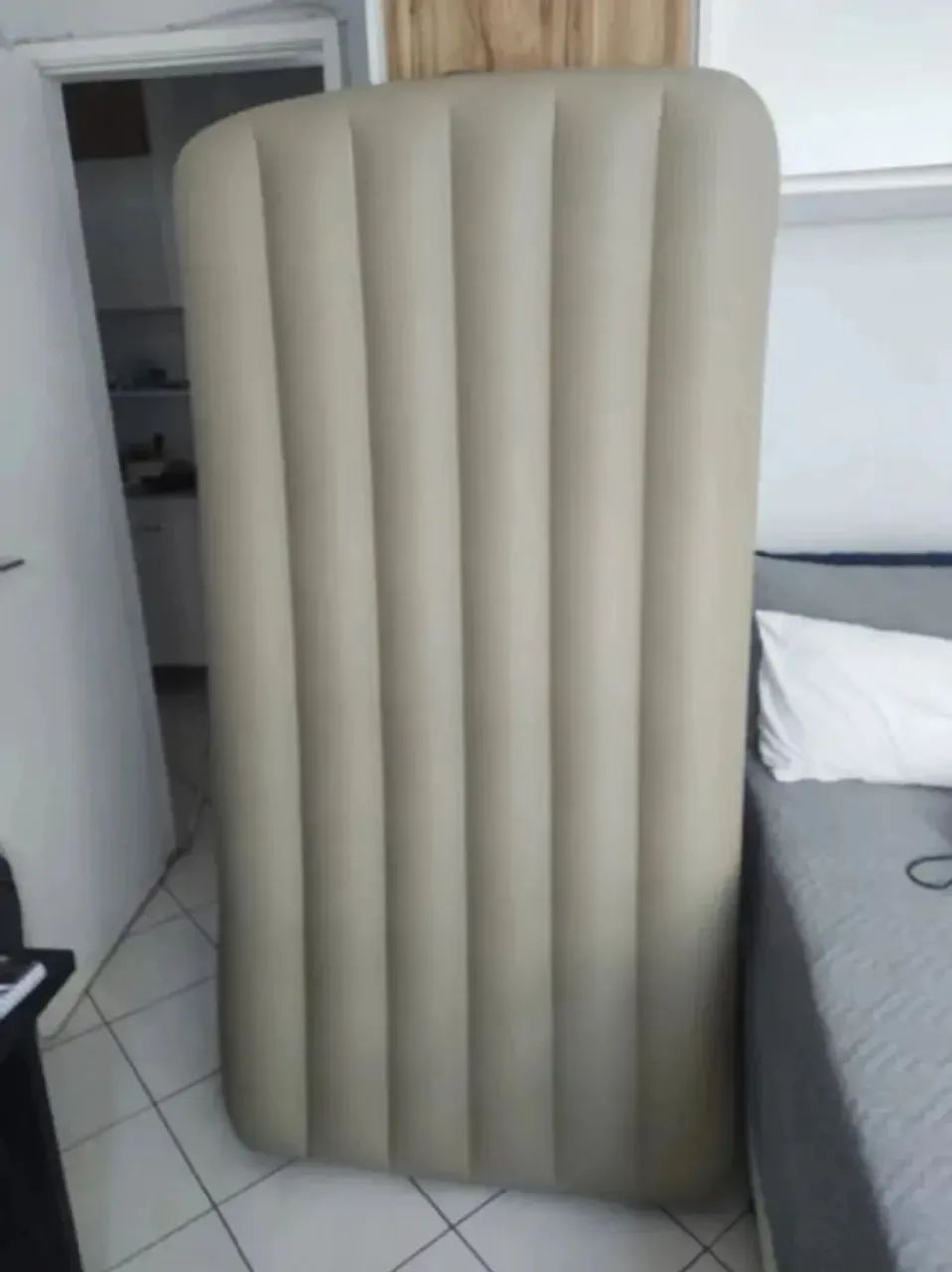 02 - Colchão Inflável até 150kg Solteiro Camping Praia + Bomba de Ar Manual Bestway - Foto 4