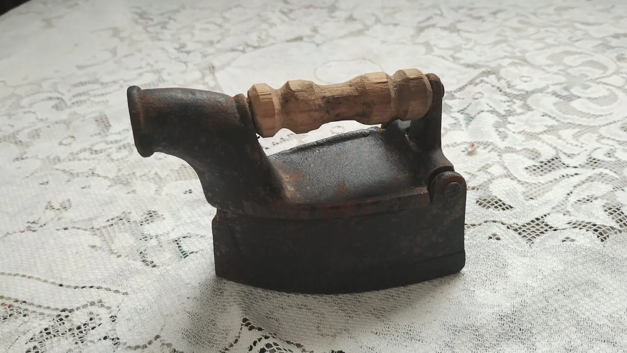 Ferro de passar antigo