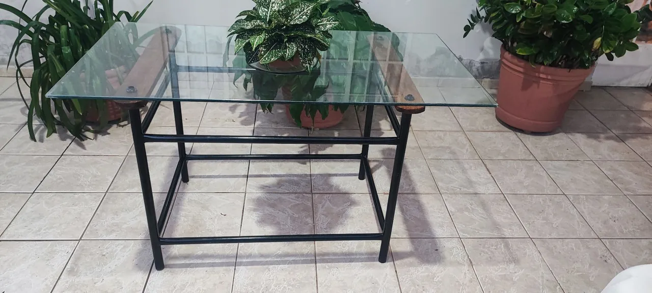 Mesa de escritório com tampo de vidro