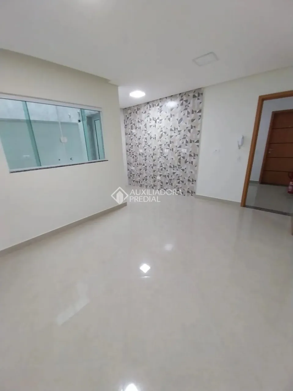 Apartamento Baixo Custo - Vila Floresta - 2 Dorm (1 Suíte) - Elevador e Quintal