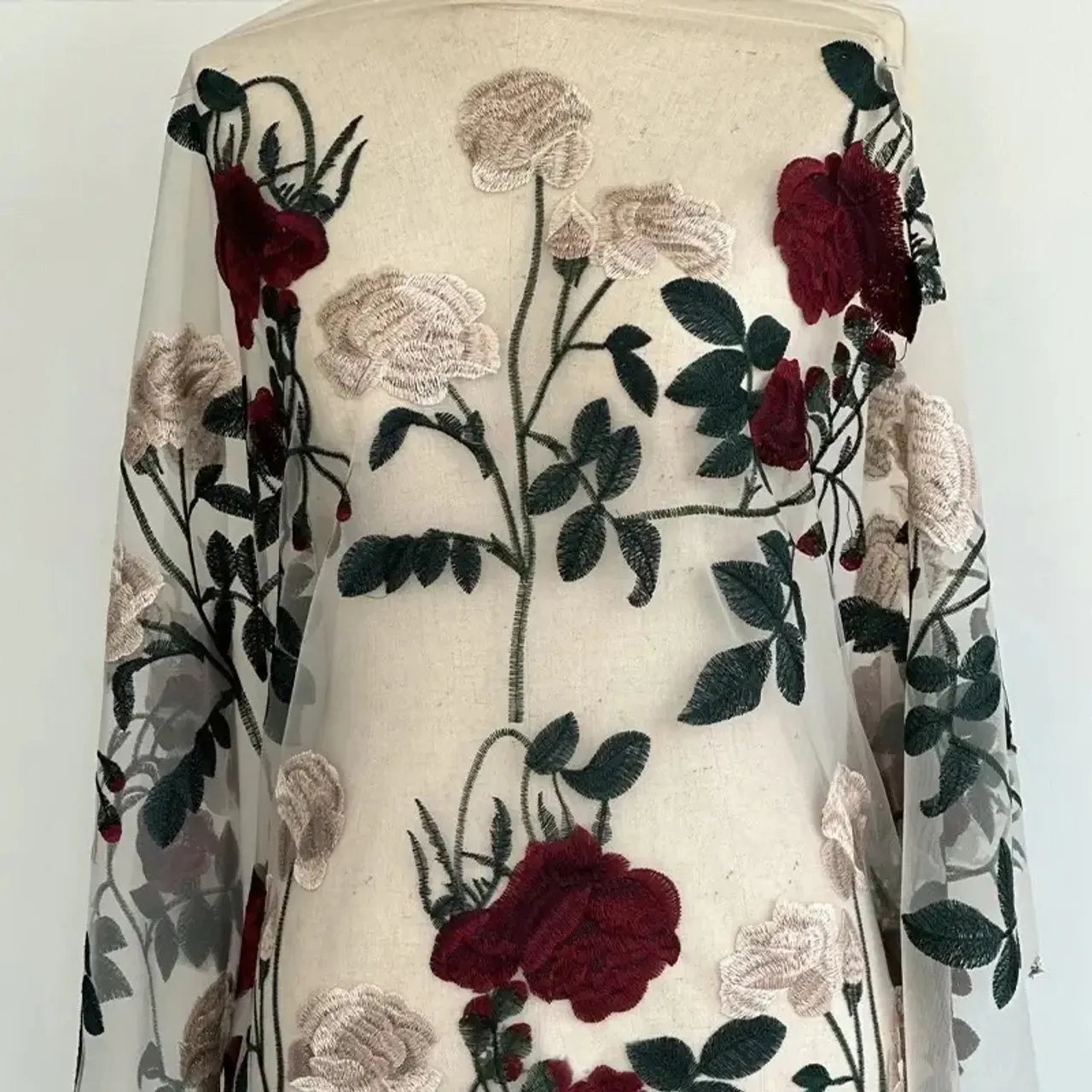 Tecido tule bordado floral 