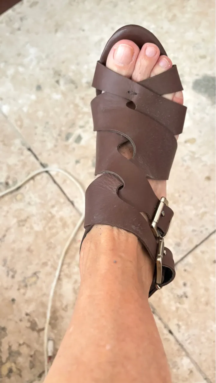 Sandália feminina de couro marrom