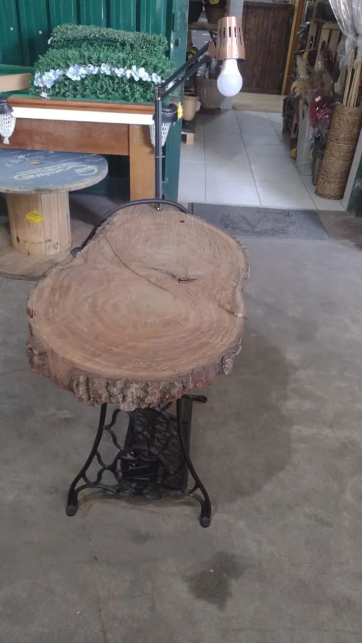Mesa com tampo de madeira rustica e com o pé de maquina de costura.(**USADA**) - Foto 5