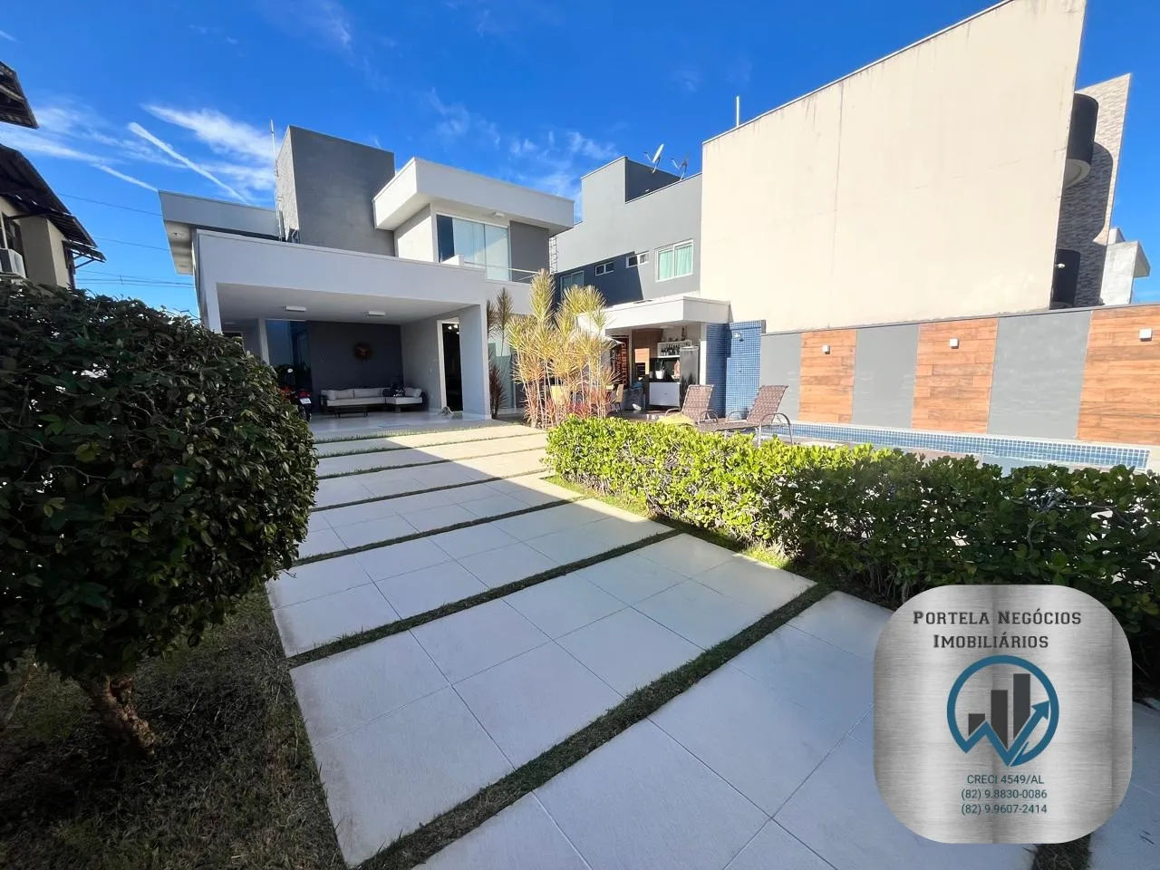 Condomínio no Antares, 4/4, 2 suítes, 4 vagas, planejados, espaço gourmet, piscina.