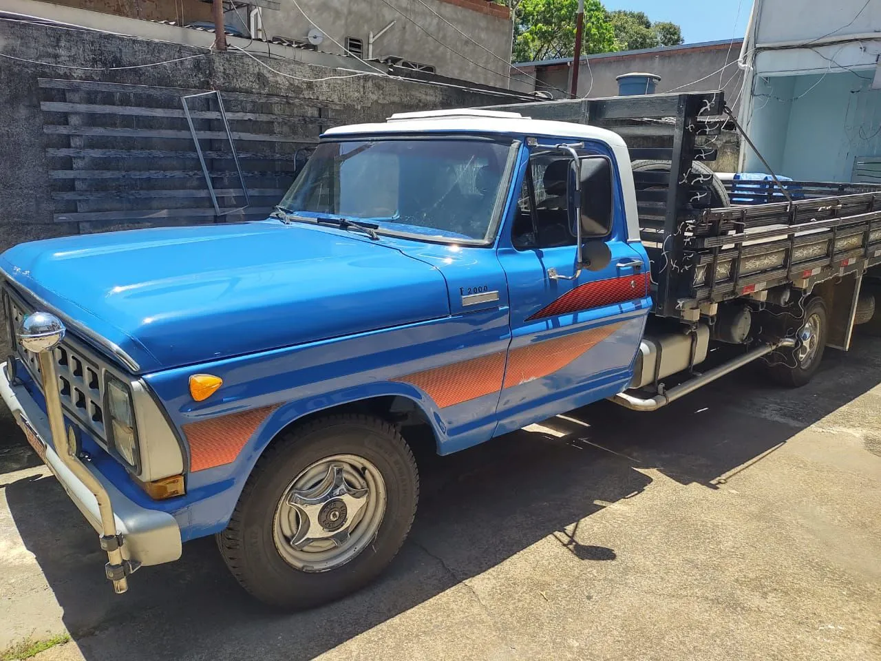 F2000 ano 81 restaurada